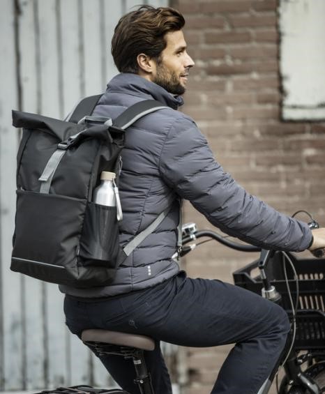 Novità 2024 Carrellopromozionale: borraccia Malpeza da 500 ml in alluminio riciclato certificato RCS e borsa da bicicletta roll-top Aqua 15 inc da 20L, certificata GRS e impermeabile
